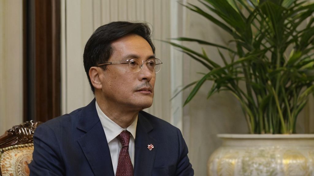 路人甲毅然放弃记者身份追梦游娱乐圈 夏日阳光下的明星变身故事